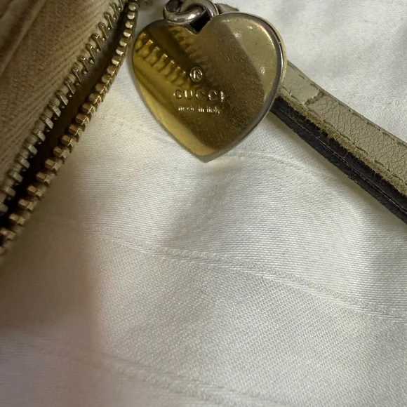 Gucci Gold Heart Charm Detail - Picture 4 of 10
